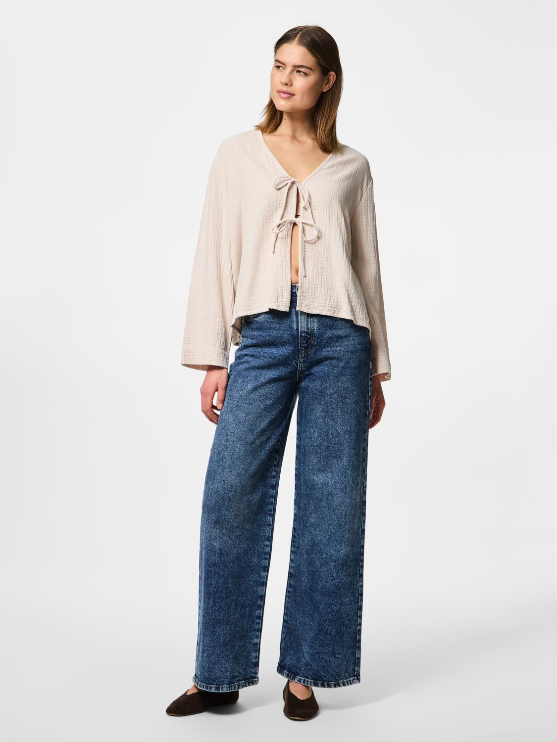 model_shot-front_full